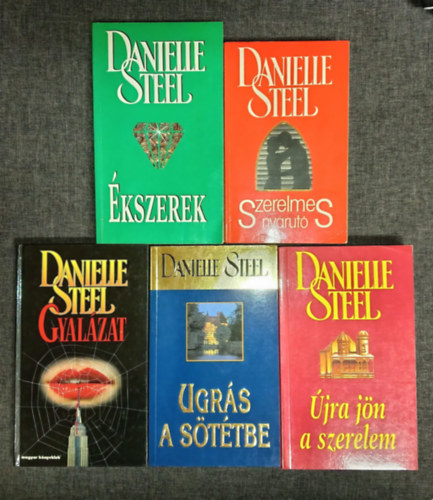 Danielle Steel - (5db) Danielle Steel romantikus k�nyvcsomag: �kszerek / Szerelmes ny�rut� / Gyal�zat / Ugr�s a s�t�tbe / �jra j�n a szerelem