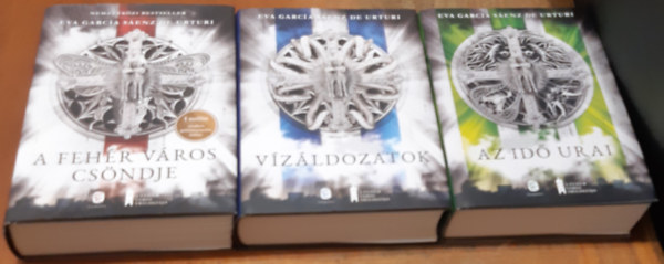 Eva Garca Senz de Urturi - Az id urai + Vzldozatok + A fehr vros csndje ( A fehr vros trilgia )