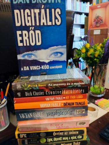 Peter Hoeg, Dick Cluster, Vavyan Fable, Jodi Taylor Dan Brown - Szrakoztat irodalom knyvcsomag 10 db-os: Digitlis erd, Az asszony s a majom, Csontveltltets, My fair lord, Dmon tang, Varzscsk, Kyra Eleison,svny az idben, Egyik tkozott dolog a msik utn, Msodik esly