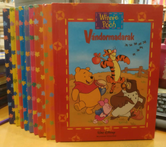 Disney Enterprises - 9 db Micimack� K�nyvklub: A nagy medve �jszak�ja; A m�z mindenki�rt, mindenki a m�z�rt; A vir�goskert; Boldog kar�csonyt!; Kincsvad�szat; Mind�r�kk� bar�tok; Otthon, �des otthon; Sz�mtant�ra; V�ndormadarak