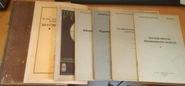 Honv�d T�rk�p�szeti Int�zet V�r�s J�zsef - 7 db t�rk�p�szet: Tereptan, terep�br�zol�s, t�rk�phaszn�lat, terepfelm�r�s; M. Ki. Honv�d T�rk�p�szeti Int�zet bet�mintak�nyve; T�rk�p�szeti p�ld�k; III. Soksz�gvonal m�r�si jkv.; Magass�gm�r�si jegyz�k�nyv; X. Soksz�g