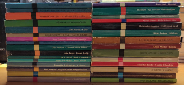 Európa Könyvkiadó - 30 kötet Modern könyvtár (Címek a tartalomban)