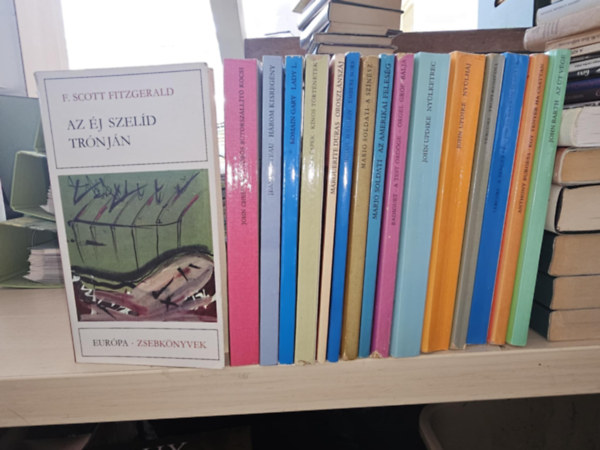 Francis Scott Fitzgerald, John Cheever, Jean Cocteau, Romain Gary , Karel Capek, Marguerite Duras, Mario Soldati, Raymond Radiguet, John Updike, Vercors, Anthony Bu K�NYVMENT� AJ�NLAT (�mile Ajar) - 16db Eur�pa Zsebk�nyv: Az �j szel�d tr�nj�n+ A v�r�s b�torsz�ll�t� kocsi+ H�rom kisreg�ny (Cocteau)+ Lady L.+ K�nos t�rt�netek+ Oroszl�nsz�j+ Emberi sors+ A sz�n�sz+ Az amerikai feles�g+ A test �rd�ge- Orgel gr�f b�lja+ Ny�