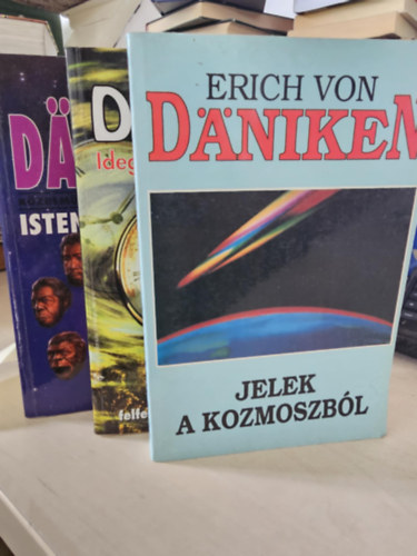 Erich Von Daniken - 3db D�niken k�tet: Istenek nyomai+ Idegenek a vil�g�rb�l+ Jelek a kozmoszb�l