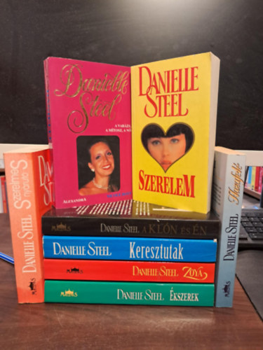 Danielle Steel - 8 db Danielle Steel KÖNYVMENTő AJÁNLAT: Ékszerek +Zoya +Keresztutak +A klón és én +Szerelem +A varázs, a mítosz, a nő +Hazafelé +Szerelmes nyárutó
