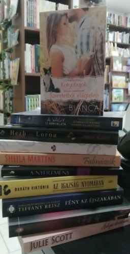Lisa Renee Jones, Tiffany Reisz, Bar�th Vikt�ria, Naomie Hay, Sheila Martens, V�rkonyi Zsolt, Eric Kraft Julie Scott - 10 db-os K�NYVMENT� AJ�NLAT, romantika: Helga t�rt�nete+ Ha �n lenn�k te+ F�ny az �jszak�ban+ Az igazs�g nyom�ban+ A nyerem�ny+ Falm�sz�k+ H�rmas befut�+ Herb �s Lorna+ A v�gy 12 �rnyalata (Kulcsk�rd�s/A farkas �s Piroska/Vihar