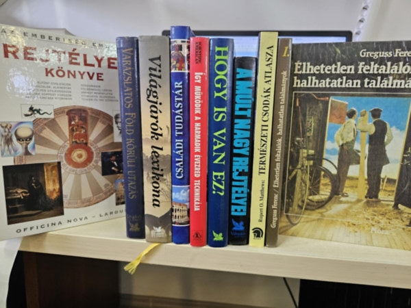 Reader's Digest Kiadó Kft., Rupert O. Matthews, Greguss Ferenc, stb. - 10db album, KÖNYVMENTŐ AJÁNLAT: Rejtélyek könyve+ Varázslatos Föld körüli utazás+ Világjárók lexikona+ Családi tudástár+ Így működik a harmadik évezred technikája+ Hogy is van ez?+ A múlt nagy rejtélyei+ Természeti csodák atl