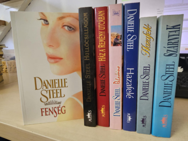 Danielle Steel - 6db Danielle Steel ktet, KNYVMENT AJNLAT: Fensg+ Hullcsillagom+ Hz a Remny utcban+ Palomino+ Hazafel+ Szrnyak