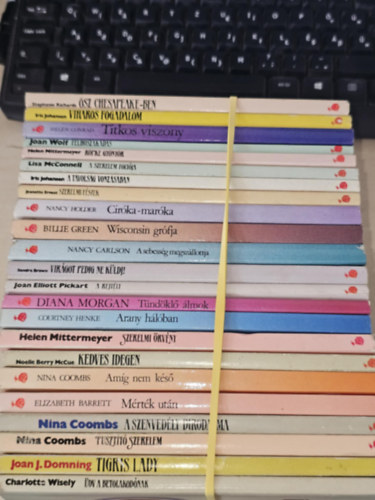 Iris Johansen, Joan Wolf, Helen Mittermeyer, Lisa McConnell, Jeanette Ernest, Nancy Holder, Billie Green, Nancy Carlson, Sandra Brown, Joan Elliott Pickart, Diana Morgan, Courtney Stephanie Richards - 23db a V�r�s R�zsa sorozatb�l, K�NYVMENT� AJ�NLAT: �sz Chesapeake-ben+ Viharos fogadalom+ Titkos viszony+ Felh�szakad�s+ R�pke gy�ny�r+ A szerelem foly�ja+ A t�vols�g vonz�s�ban+ Szerelmi f�szek+ Cir�ka-mar�ka+ Wisconsin gr�fja+