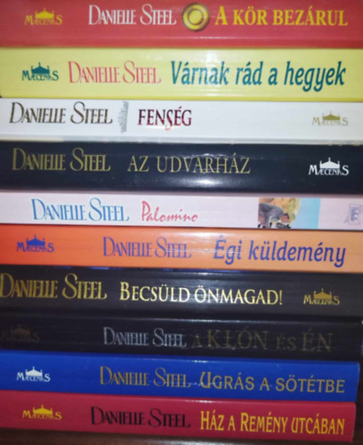 Danielle Steel - 10 db-os Danielle Steel KNYVMENT AJNLAT: Hz a Remny utcban, Ugrs a sttbe, A kln s n, Becsld meg nmagad!, gi kldemny, Palomino, Az udvarhz, Fensg, Vrnak rd a hegyek