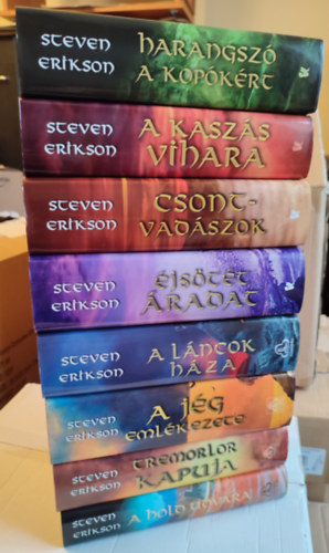 Steven Erikson - A Malazai Bukottak K�nyv�nek reg�je 1-8. (A Hold udvara, Tremorlor kapuja, A j�g eml�kezete, A l�ncok h�za, �js�t�t �radat, Csontvad�szok, A Kasz�s vihara, Harangsz� a kop�k�rt)
