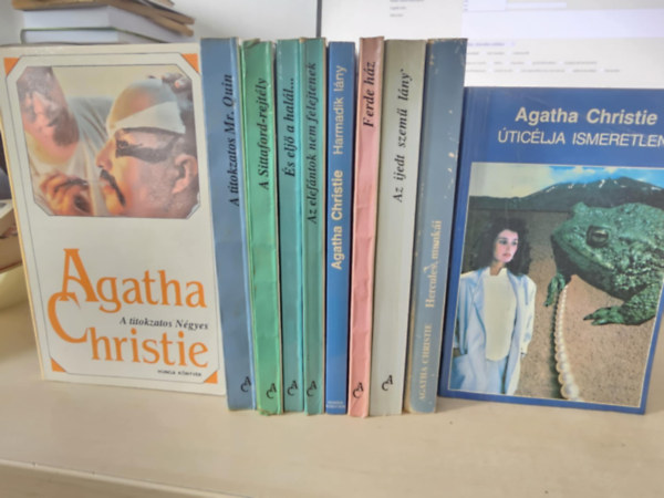 Agatha Christie - 10 db Agatha, KNYVMENT AJNLAT: A titokzatos Ngyes+ A titokzatos Mr. Quin+ A Sittaford-rejtly+ s elj a hall+ Az elefntok nem felejtenek+ A harmadik lny+ Ferde hz+ Az ijedt szem lny+ ticlja ismeretlen+ Herkules munki