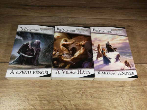 R. A. Salvatore - A sttsg tja 1-3. (A csend pengi, A vilg hta, Kardok tengere)