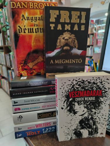 Frei Tamás, Anne Holt, Minette Walters, Greg Iles, Sophie Kinsella, Jane Moore, Bernd Ingmar Gutberlet Dan Brown - KÖNYVMENTŐ AJÁNLAT, 10 DB. Szórakoztató irodalom. Angyalok és démonok+ A megmentő+ Vészmadarak+ Sarah+ A világvége ezúttal elmarad+ Második feleségek klubja+ Egy boltkóros naplója+ Csöndes játszma+ A kaméleon árnyéka+ 1222