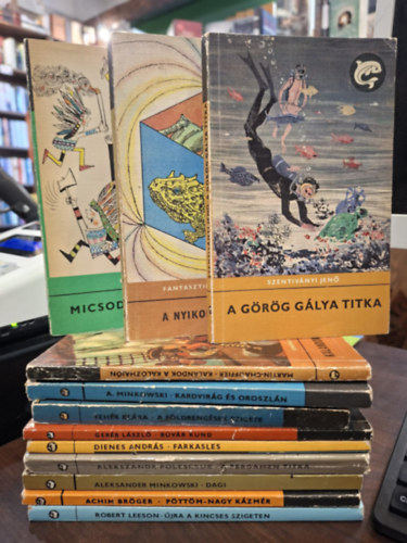 Achim Br�ger, Aleksander Minkowski, Alekszandr Polescsuk, Dienes Andr�s, Ger�b L�szl�, Feh�r Kl�ra, Ewa Lach, Szentiv�nyi Jen�, Simone Martin-Chauffier Robert Leeson - 12 k�tet a Delfin k�nyvek sorozatb�l, K�NYVMENT� AJ�NLAT: �jra a Kincses szigeten, P�tt�m-Nagy K�zm�r, Dagi, A pergamen titka, Farkasles, B�v�r Kund,  A f�ldreng�sek szigete, Kardvir�g �s oroszl�n, Micsoda k�lyk�k!, A nyikorg� id