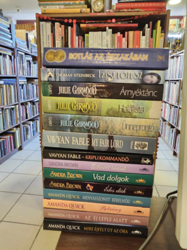 Sandra Brown, Vavyan Fabe, Julie Garwood, Thomas Steinbeck, Nora Roberts Amanda Quick - 14db-os romantikus knyvcsomag: Mire jflt t az ra, Az j leple alatt, Botrny, Menyasszonyt brelnk, des dh, Vad dolgok, Eltvedt levelek, Kriplikommand, My fair lord, nnepront, Halllista, rnyktnc, Ezst ltusz, Bot