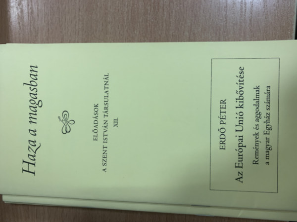 Farkas Oliv�r - Sarbak G�bor  (szerk.) - Haza a magasban (El�ad�sok a Szent Istv�n T�rsulatn�l XII.)