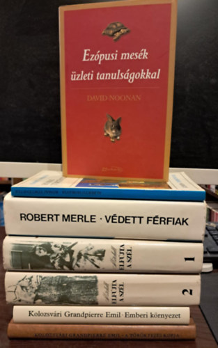 Alberto Moravia, David Noonan, Margaret Mitchell, Kolozsv�ri Grandpierre Emil Robert Merle - 6 db reg�ny (7 k�tetben) K�NYVMENT� AJ�NLAT: V�dett f�rfiak+ R�mai t�rt�netek+ Ez�pusi mes�k �zleti tanuls�gokkal+ Elf�jta a sz�l I-II.+ Emberi k�rnyezet+ A t�r�kfejes kopja