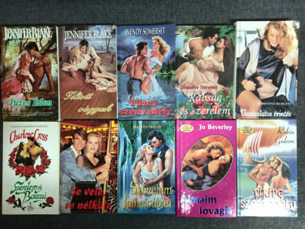 Wendy Somerset, Jennifer Stevens, Christina Hamlett, Charlene Cross, Linda Yellin, Martha Taylor, Jo Beverley, Robin Gideon Jennifer Blake - (10db) "Oldschool BookTok Girl" k�nyvcsomag: T�zes �den / Tiltott v�gyak / T�zes szenved�ly / Rabs�g �s szerelem / Var�zslatos �rint�s / Szerelem �s bossz� / Se vele, se n�lk�le / Szerelem Jamaic�ban / �lmaim lovagja / Viking szenved