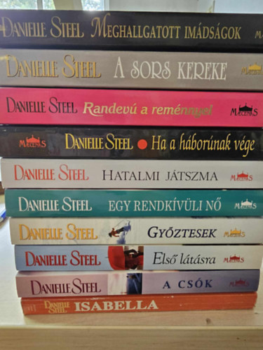 Danielle Steel - 10db Danielle Steel, knyvcsomag: A csk, Isabella, Els ltsra, Gyztesek, Egy rendkvli n, Hatalmi jtszma, Ha a hbornak vge, Randev a remnnyel, A sors kereke, Meghallgatott imdsgok,