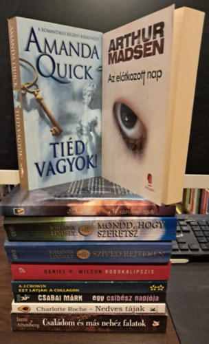 Cronin A.J., Csabai Mrk, Charlotte Roche, Johanna Lindsey, Arthur Madsen, Amanda Quick, Melissa Moretti, Jami Attenberg Daniel H. Wilson - 10 db-os szrakoztat irodalom KNYVMENT AJNLAT: Csaldom s mr nehz falatok+ A szerelem szigete+ Tid vagyok+ Az eltkozott nap+ Szved rejtekben+ Mondd, hogy szeretsz+ Nedves tjak+ Egy csibsz naplja+ Ezt ltjk a csillagok