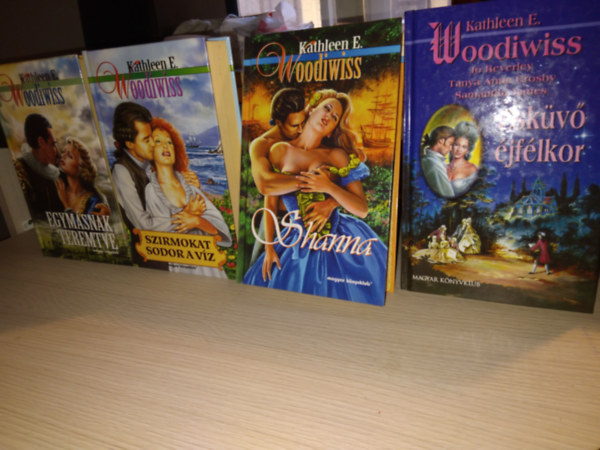 Kathleen E. Woodiwiss - Kathleen E. Woodiwiss K�NYVMENT� AJ�NLAT: Egym�snak teremtve, Szirmokat sodor a v�z, Shanna, Esk�v� �jf�lkor