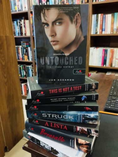 Courtney Summers, Meg Cabot, Polly Shulman, Jennifer Bosworth, Manon Fargetton, Tammara Webber, Brigid Kemmerer Jus Accardo - Piros pttys Knyvmolykpzs csomag- 8 db: Szellem, Trkeny, A lista, Villmtl sjtva, Rajongs, Pokoli bljszakk, les helyzet, rints nlkl