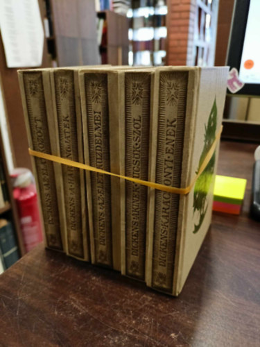 Charles Dickens - Dickens ktetek 5 db. Az eltkozott ember s az alku, melyet a Szellemmel kttt+ Karcsonyi nek przban+ Akinek tcsk szl a tzhelyn...+ A harangjtk+ Az let kzdelmei
