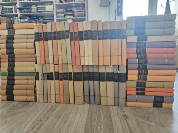 Thomas Hardy, Walter Scott, Romain Rolland, Emily Bronte, Lion Feuchtwagner, Giovanni Boccaccio, Lev Tolsztoj, Fjodor Mihajlovics Dosztojevszkij, Emil Zola, Ilf-Petrov, Al William Makepeace Thackeray - 68db a Vil�girodalom remekei sorozatb�l, benne t�bb k�tetes m�vekkel, K�NYVMENT� AJ�NLAT