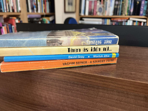 4 db. sci-fi kötet Homályos zóna, Téren és időn túl, Worluk átka, A szerény zseni