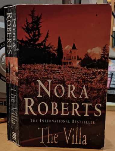 J. D. Robb  (Nora Roberts) - The Villa