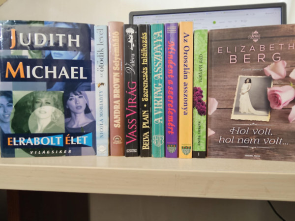 Nicola Moriarty, Sandra Brown, Vass Vir�g, Belva Plain, Heather Graham, Julie Garwood, Anita Shreve, Elizabeth Berg Judith Michael - 10db romantikus k�tet, K�NYVMENT� AJ�NLAT: Elrabolt �let+ Az �t�dik lev�l+ Selyemh�l�+ Szerencs�s tal�lkoz�s+ A viking asszony+ Mindent a szerelem�rt+ Az oroszl�n asszonya+ V�rtam r�d+ Hol volt, hol nem volt+ Vul�vu