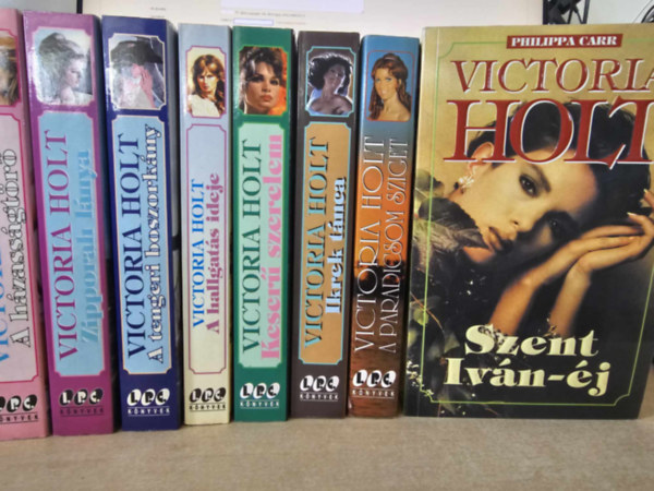 Victoria Holt - (8db) Victoria Holt romantikus könyv, KÖNYVMENTŐ AJÁNLAT: A házasságtörő / Zipporah lánya / A tengeri boszorkány / A hallgatás ideje / Keserű szerelem/ Ikrek tánca/ Szent Iván-éj/ A paradicsom sziget