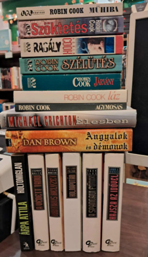Michael Crichton, �rpa Attila, Dan Brown, Steve Martini, Stephen White, Greg Iles, Allan Folson, John J. Nance Robin Cook - 16 db krimi, K�NYVMENT� AJ�NLAT: Sz�ktet�s, M�hiba, J�rv�ny, Sz�l�t�s, L�z, Agymos�s, Holtomiglan, Angyalok �s d�monok, Kritikus helyzet, A v�dett tan�, A spandaui f�nix, Holnap ut�n, Hajsza az id�vel