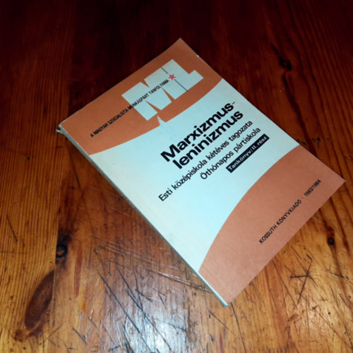 T�bb szerz� - Marxizmus-Leninizmus Esti k�z�piskola k�t�ves tagozata �th�napos p�rtiskola Tank�nyv/II.r�sz