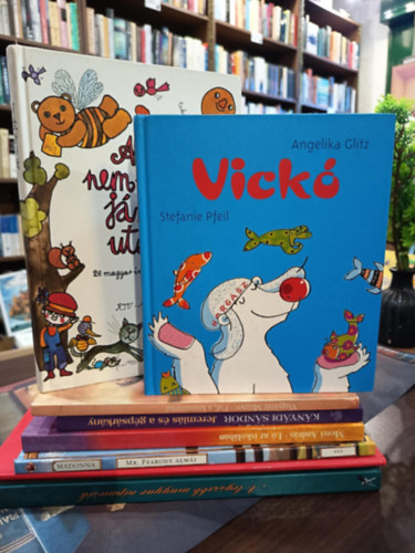 RTV-Minerva, Vlagyimir Mitipov, Kányádi Sándor, Mezei András, Madonna, Gáti Kovács István Angelika Glitz - Gyerekkönyv könyvcsomag 8 darabos KÖNYVMENTŐ AJÁNLAT: Vickó, Aki nem hiszi, járjon utána, Fuf, a kismammut, Jeremiás és a gépsárkány, Ló az iskolában, Mr. Peabody almái, A sárkányölő Pásztorlegény, A legszebb magyar népmesék