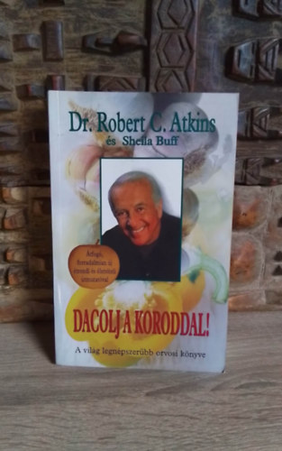 Sheila Buff, Kom�romy Rudolf  Robert C. Atkins (ford.), F. Nagy Ang�la (lektor) - Dacolj a koroddal! - Dr. Atkins �lethosszabb�t� programja �tfog�, forradalmian �j �trendi �s �letviteli �tmutat�val (Dr. Atkins' Age-Defying Diet) - Kom�romy Rudolf ford�t�s�ban