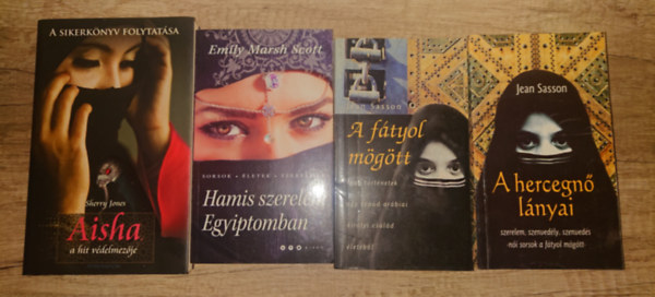 Sherry Jones, Emily Marsh Scott Jean Sasson - 4 egzotikus romantikus reg�ny. Hamis szerelem Egyiptommban, Aisha, a hit v�delmez�je, A hercegn� l�nyai, A f�tyol m�g�tt