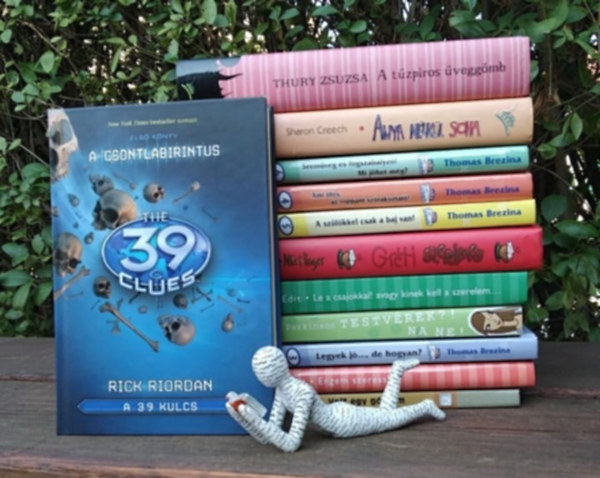 Rick Riordan, Thomas Brezina, Sohonyai Edit, Sharon Creech, Christine Nöstlinger, Siobhán Parkinson Thury Zsuzsa - 12 db-os KÖNYVMENTŐ AJÁNLAT, ifjúsági: A tűzpiros üveggömb+ Anya nélkül soha+ A csontlabirintus+ Szemüveg és fogszabályzó!+ Ami tilos, az roppant szórakoztató!+ A szülőkkel csak a baj van+ Gréti szerelmes+ Le a csajokkal!+ Testvér