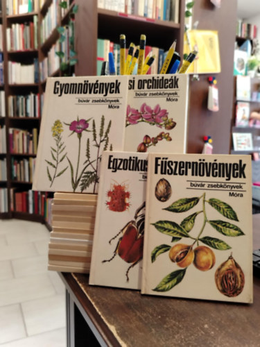 Bvr Zsebknyvek - KNYVMENT AJNLAT 18 DB Bvr Zsebknyv. Trpusi orchidek+ Gyomnvnyek+ Egzotikus rovarok+ Fszernvnyek+Fk, borok +snvnyek+ Egyszervolt llatok+ Kakutszok, pozsgsok+ Vzinvnyek+ Gymlcsk+ Kna kerti virgai+ S