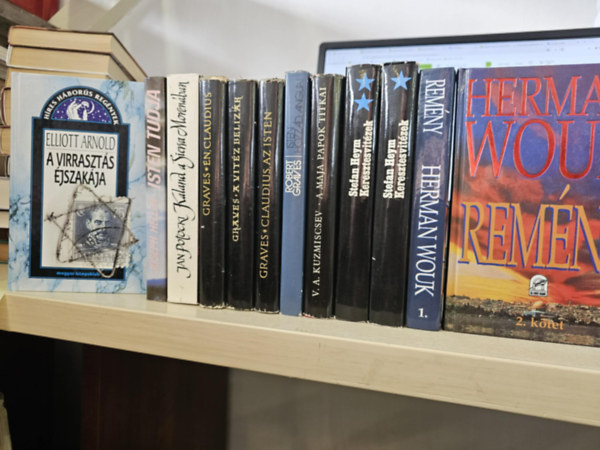 Joseph Heller, Jan Potocki, Robert Graves, V.A. Kuzmiscsev, Stefan Heym, Herman Wouk Elliott Arnold - 10db reg�ny 12 k�tetben, K�NYVMENT� AJ�NLAT: A virraszt�s �jszak�ja+ Isten tudja+ Kaland a Sierra Moren�ban+ �n Claudius+ Claudius az isten+ A vit�z beliz�r+ Isten hozz�d Anglia+ A maja papok kincsei+ Keresztesvit�zek I-II+ Rem�ny I-II