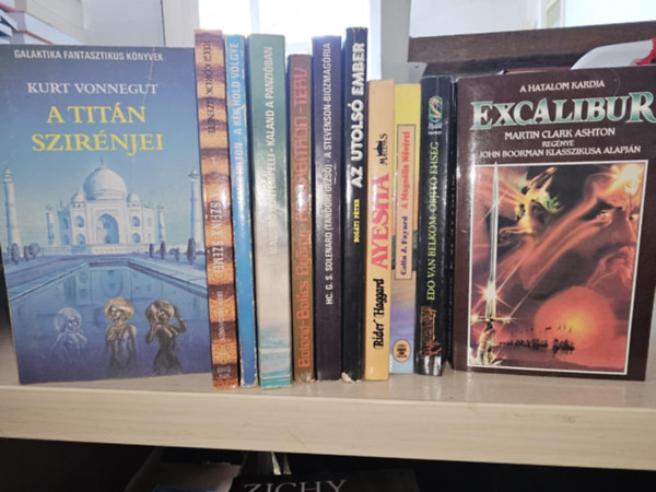 Kurt Vonnegut, Erich Von Daniken, Massimo Bontempelli, Botond-Bolics György, HC. G. S. Solenard (Tandori Dezső), Bogáti Péter, H. Rider Haggard, Colin J. Fayard, Edo van Belkom, Martin Clark Ashto - 11db sci-fi, fantasy KÖNYVMENTŐ AJÁNLAT: A titán szirénjei+ A szfinx szemei+ A kék hold völgye+ Kaland a panzióban+ Az Orbitron-terv+ A Stevenson-biozmagória+ Az utolsó ember+ Ayesha+ A Magnólia nővérei+ Őrjítő éhség+ Excalibur