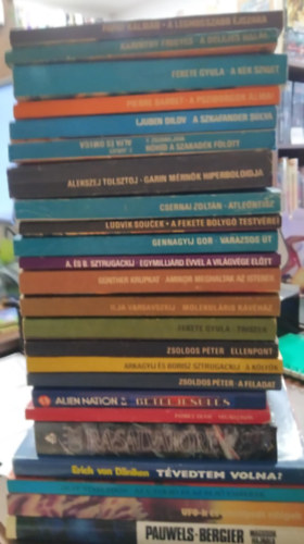 A. s B. Sztugackij, Zsoldos Pter, Erich Von Daniken, Ppay Klmn, Fekete Gyula, Pierre Barbet, Ljuben Dilov, Zsuravljova, V.-Jurjev, Z., Alekszej Tolsztoj, CSERNAI ZOLTN, L Karinthy Frigyes - 24 db scifi KNYVMENT AJNLAT: A leghosszabb jszaka+ A delejes hall+ A kk sziget+ A psziborgok lmai+A szkafander slya + Alfa s Omega/ Hhd a szakadk fltt+ Garin mrnk hiperboloidja+ Atlentisz+ A fekete bolyg testvrei