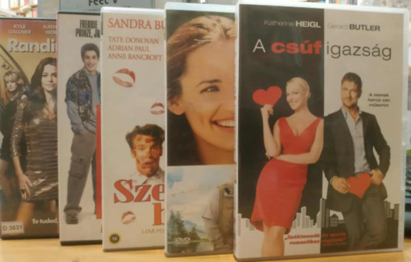 Jennifer Garner, Sandra Bullock, Freddie Prinze Jr., Denise Richards Gerard Butler - 5 db romantikus film: A cs�f igazs�g; Kett�t tal�lhatsz; Szerelmi b�jital; Pasik �s csajok; Randi�gyn�ks�g (5 DVD)
