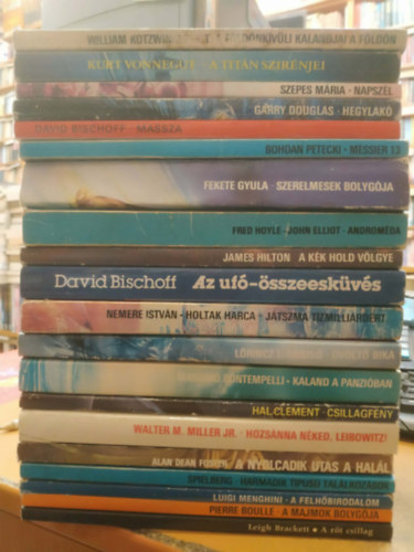 Alan Dean Foster, Steven Spielberg, Pierre Boulle, Nemere Istv�n Leigh Brackett - 2d db sci-fi: Holtak harca/J�tszma t�zmilli�rd�rt; A majmok bolyg�ja; A felh�birodalom; Harmadik t�pus� tal�lkoz�sok; A nyolcadik utas a hal�l; A r�t csillag; Hozs�nna n�ked, Leibowitz!; A k�k hold v�lgye