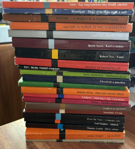 Volodimir Drozd, Sven Delblanc, Tom Wolfe, Robert Nye, Barrie Stavis, Mati Unt, Arvo Valton, David Daiches, Richard Brautigan, Anar, Torgny Lindgren, Peter De Vries, Leif Panduro, Mauric Sergio Pitol - 22 db a Modern Knyvtr sorozatbl