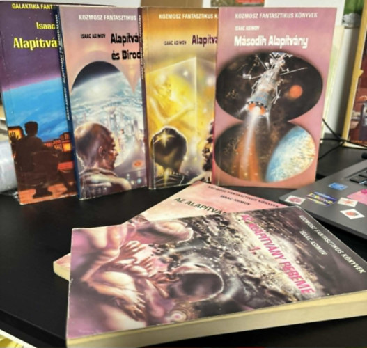 Isaac Asimov - Isaac Asimov: Alap�tv�ny k�nyvcsomag (5m� 6 k�tetben) Az Alap�tv�ny tril�gia (1. Alap�tv�ny - 2. Alap�tv�ny �s Birodalom - 3. M�sodik Alap�tv�ny) + Az Alap�tv�ny pereme 1-2. + Alap�tv�ny �s F�ld