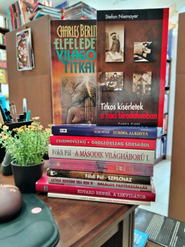 F�ldi P�l, Luk�ts J�nos, Charles Berlitz, Edvard dr. Benes, Vlagyimir Zsirinovszkij, Illik P�ter Stefan Niemayer - K�NYVMENT� AJ�NLAT, 10 DB. Vil�gt�rt�nelem. Elfeledett vil�gok titkai+ Titkos k�s�rletek a n�ci birodalomban+ Eur�pa alkonya+ Oroszorsz�g sors�r�l+ A m�sodik vil�gh�bor� I. +A waffen SS t�rt�nete +Szpecnaz+ A h�d t�l messze volt