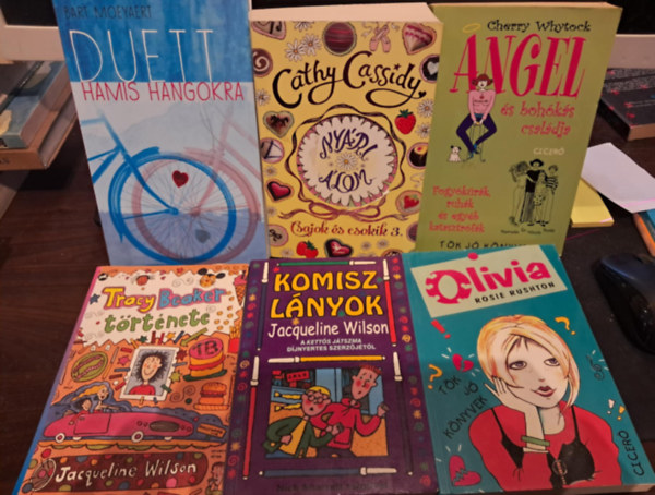 Cathy Cassidy, Jacqueline Wilson, Rosie Rushton, Cherry Whytock Bart Moeyaert - 6 db-os ifjsgi KNYVMENT AJNLAT: Duett hamis hangokra+Csajok s Csokik 3.+Tracy Beaker trtnete+Komisz lnyok+Olivia+Angel s bohks csaldja