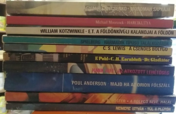 A.D. Foster, Poul Anderson, Hank Jeff, Pohl, F.-Kornbluth, C.M., C. S. Lewis, Spielberg, Kotzwinkle, Michael Moorcock, Vlagyimir Szavcsenko Nemere István - 10 db-os KÖNYVMENTŐ AJÁNLAT, sci-fi-fantasy: Túl a Plútón+ A bolygó neve: halál+ Majd ha az Orion fölszáll+ Az átkozott lehetőség+ Dr. Gladiátor+ A csendes bolygó+ Harmadik típusú találkozások+ E.T. a földönkívüli kalandjai a F